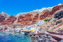 Ammoudi fishing village overlooked by Oia village on the cliff top above, Oia, Santorini, Cyclades Islands, Greece
