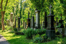 Historische Grabsteine im Friedhof Alter Südfriedhof, Glockenbachviertel München, Bayern, Deutschland