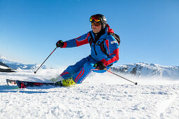 Skifahrer beim Carven in den Chiemgauer Alpen, Winter in Bayern, Deutschland