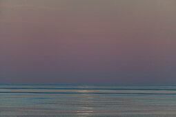Reflektion von Mondlicht auf dem Meer am frühen Morgen, bei Grimsholmen, Halland, Schweden