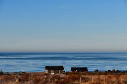 Fischerhütten am Meeresufer im frühen Morgenlicht, Grimsholmen, Halland, Schweden