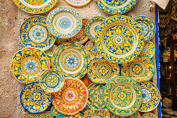 Traditionelle Teller ausgestellt, Erice. Sizilien, Italien