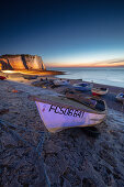 Boote am Strand bei Ètretat, Normandie, Frankreich