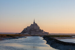 Blick am Morgen auf die felsige Insel Mont Saint Michel mit dem gleichnamigen Kloster, Normandie, Frankreich