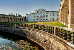 Die prächtige Barockfassade der Villa Manin aus dem 17. Jahrhundert in Passariano di Codroipo in der Provinz Udine, Friaul-Julisch Venetien, Italien