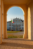 Die prächtige Barockfassade der Villa Manin aus dem 17. Jahrhundert in Passariano di Codroipo in der Provinz Udine, Friaul-Julisch Venetien, Italien