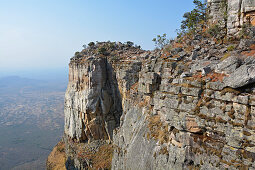 Angola; Provinz Namibe; an der Grenze zur Provinz Huila; Serra da Leba; steile Felswand der Tundavala Schlucht; Aussicht auf die dahinter liegende Ebene