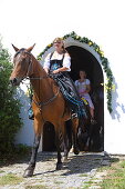 Mehr als 300 Pferde nehmen beim Willibaldsritt in Jesenwang teil. Der Ritt durch die Kirche ist einmalig in Europa, Jesenwang, Oberbayern, Bayern, Deutschland