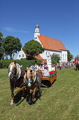 Mehr als 300 Pferde nehmen beim Willibaldsritt in Jesenwang teil. Der Ritt durch die Kirche ist einmalig in Europa, Jesenwang, Oberbayern, Bayern, Deutschland