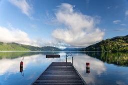 Blick über den Millstätter See vom Badestrand am Ostufer auf alpine Gebirgs- und Kulturlandschaft, Döbriach, Kärnten; Östereich, Europa.