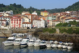 Hafenbecken und Ort Mundaka, Urdaibai Biosphere Reserve, Baskenland, Spanien