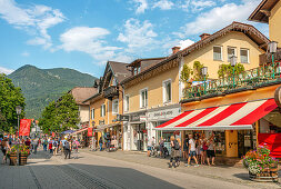 Touristen in der Innenstadt von Garmisch Partenkirchen, Bayern, Deutschland