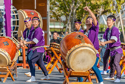 Traditionelle Taiko Trommler während eines Wettbewerbs in Tokio, Japan