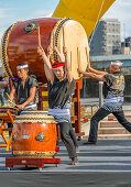 Traditionelle Taiko Trommler während eines Wettbewerbs in Tokio, Japan