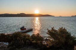 Roadtrip Kroatien, mit dem Campingbus auf einem Steg an der Küste