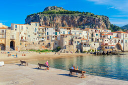 Blick auf die Altstadt von Cefalu, Cefalu, Sizilien, Italien