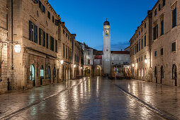Die menschenleere Stradun in der Altstadt von Dubrovnik, Dalmatien, Kroatien.