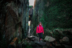 Frau wandert durch Felsschlucht Kungsklyftan von Fjällbacka in Schweden 