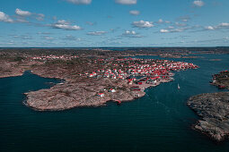 Küste und Dorf Mollösund auf der Schäreninsel Orust an der Westküste von Schweden von oben, Sonne am Tag mit blauem Himmel\n