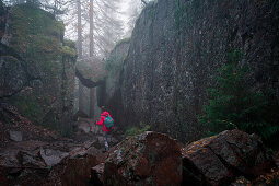 Frau wandert durch Felsschlucht Slåttdalsskrevan im Skuleskogen Nationalpark im Osten von Schweden
