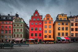 Bunte alte Hausfassaden am Platz Stortorget in der Altstadt Gamla Stan in Stockholm in Schweden\n