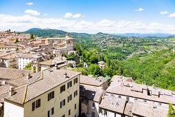 Perugia; Ausblick von Via delle Prome und Porta Sole auf Monastero Santa Caterina und Hügellandschaft, Umbrien, Italien