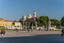 Blick über den Prato della Valle auf die Abtei Giustina in Padua, Italien