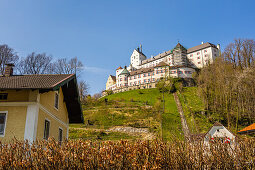 Blick auf das Schloss Hohenauschau, von unten. Chiemgau, Oberbayern, Bayern, Deutschland