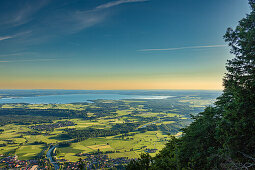 Bei Sonnenaufgang Sicht auf den Chiemsee und auf die Tiroler Ache vom Hochgern aus. Chiemgauer Alpen, Chiemgau, Oberbayern, Bayern, Deutschland