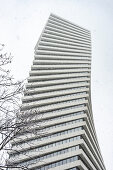 Modernes Geschäft, Hochhaus in der Innenstadt von Tiflis mit berühmten Spiraltürmen an der Chavchavadze Avenue, Georgien