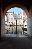 Blick auf den Vena Kanal mit seinen bunten Häusern und Booten, Chioggia, Lagune von Venedig, Veneto, Italien, Europa