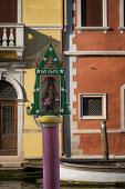 Blick auf einen Madonnen Schrein auf einem Holzpfahl in Chioggia, Chioggia, Veneto, Venetien, Italien, Europa