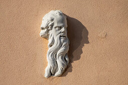 Detailaufnahme von einem Männer Relief an einer Fassade in Chioggia, Lagune von Venedig, Veneto, Italien, Europa