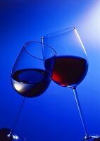 Ein Glas Rotwein und Weißwein beim Zuprosten