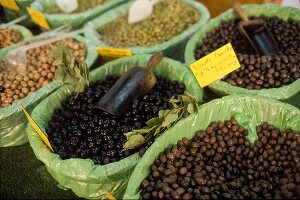 Eingelegte Oliven in Behältern auf dem Markt