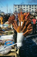 Tang Hulu: Kandierte Hagebutten auf einem Markt (Nordchina)