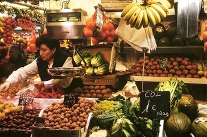 Ein Obst- und Gemüsestand in der Boqueria in Barcelona