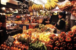 Standszene in der Boqueria (Markthalle in Barcelona, Spanien)