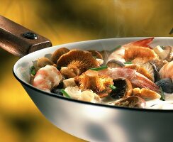 Pan-cooked shrimps and mushrooms in béchamel sauce