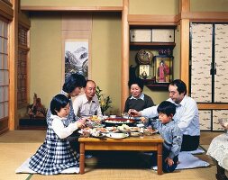 Japanische Familie beim Essen zuhause