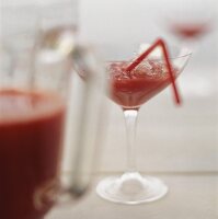 Erdbeer-Wodka-Drink mit zerstossenem Eis