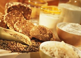 Vollkornbrot, Getreide, Sauerkraut und Milchprodukte