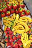 Verschiedene Marzipanfrüchte auf einem Markt