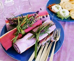 Servietten zusammengehalten durch Chinaschilf und Lavendel