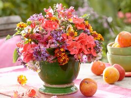Spätsommerlicher Blumenstrauss auf Gartentisch