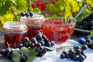 Red grape jelly and fresh red grapes