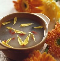 Rice porridge with chrysanthemum and wolfberries