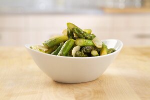 Cooked green asparagus with garlic