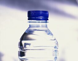 Der obere Bereich einer geschlossenen Wasserflasche