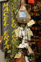 Würste und Schinken vor einem Geschäft in Norcia (Italien)